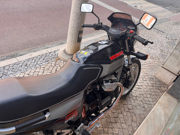 Honda CX650E (1988) – Um Ícone de Engenharia em Estado Clássico