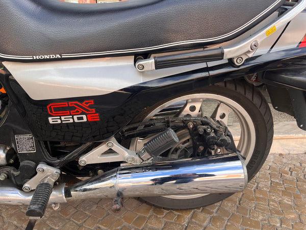 Honda CX650E (1988) – Um Ícone de Engenharia em Estado Clássico