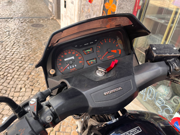 Honda CX650E (1988) – Um Ícone de Engenharia em Estado Clássico