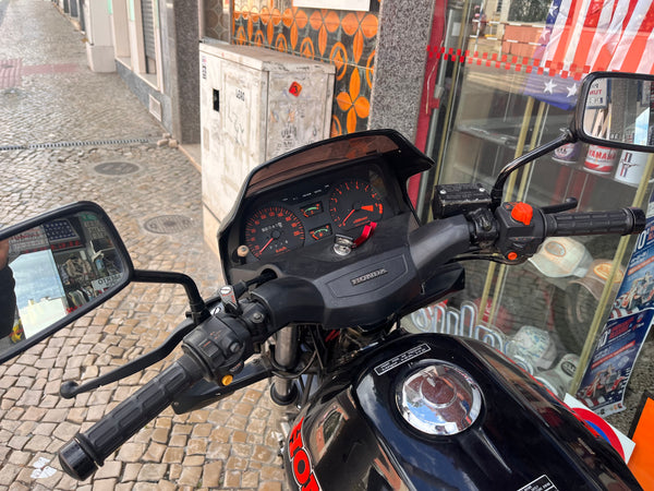 Honda CX650E (1988) – Um Ícone de Engenharia em Estado Clássico