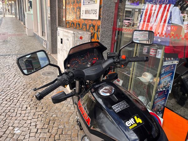 Honda CX650E (1988) – Um Ícone de Engenharia em Estado Clássico