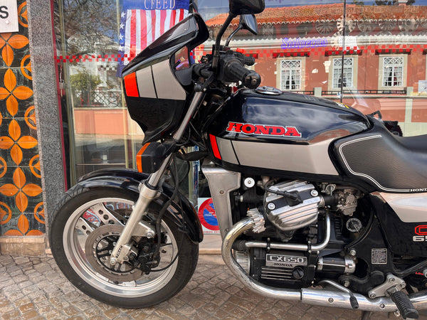 Honda CX650E (1988) – Um Ícone de Engenharia em Estado Clássico