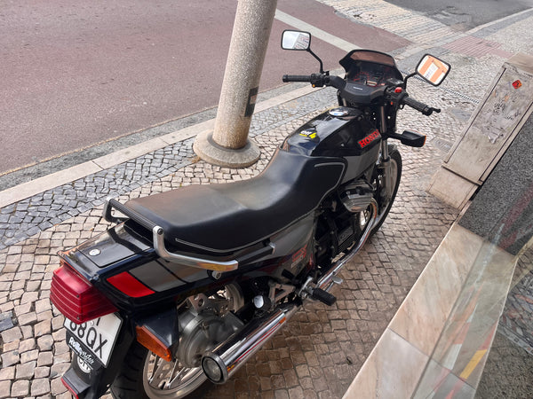 Honda CX650E (1988) – Um Ícone de Engenharia em Estado Clássico